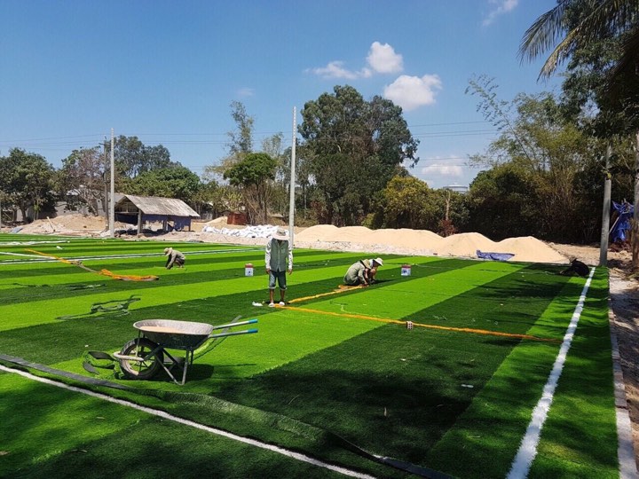 Thay cỏ nhân tạo cho sân bóng tại Huế