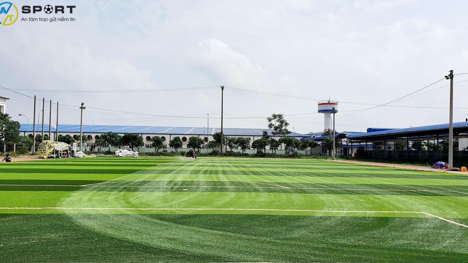 Thi công sân bóng cỏ nhân tạo ở Thanh Chương, Nghệ An