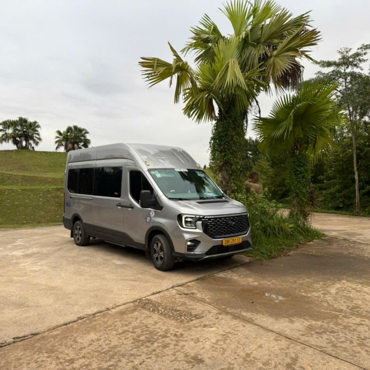 Ford Transit 16 chỗ đi Nghĩa Trang Thiên Đức