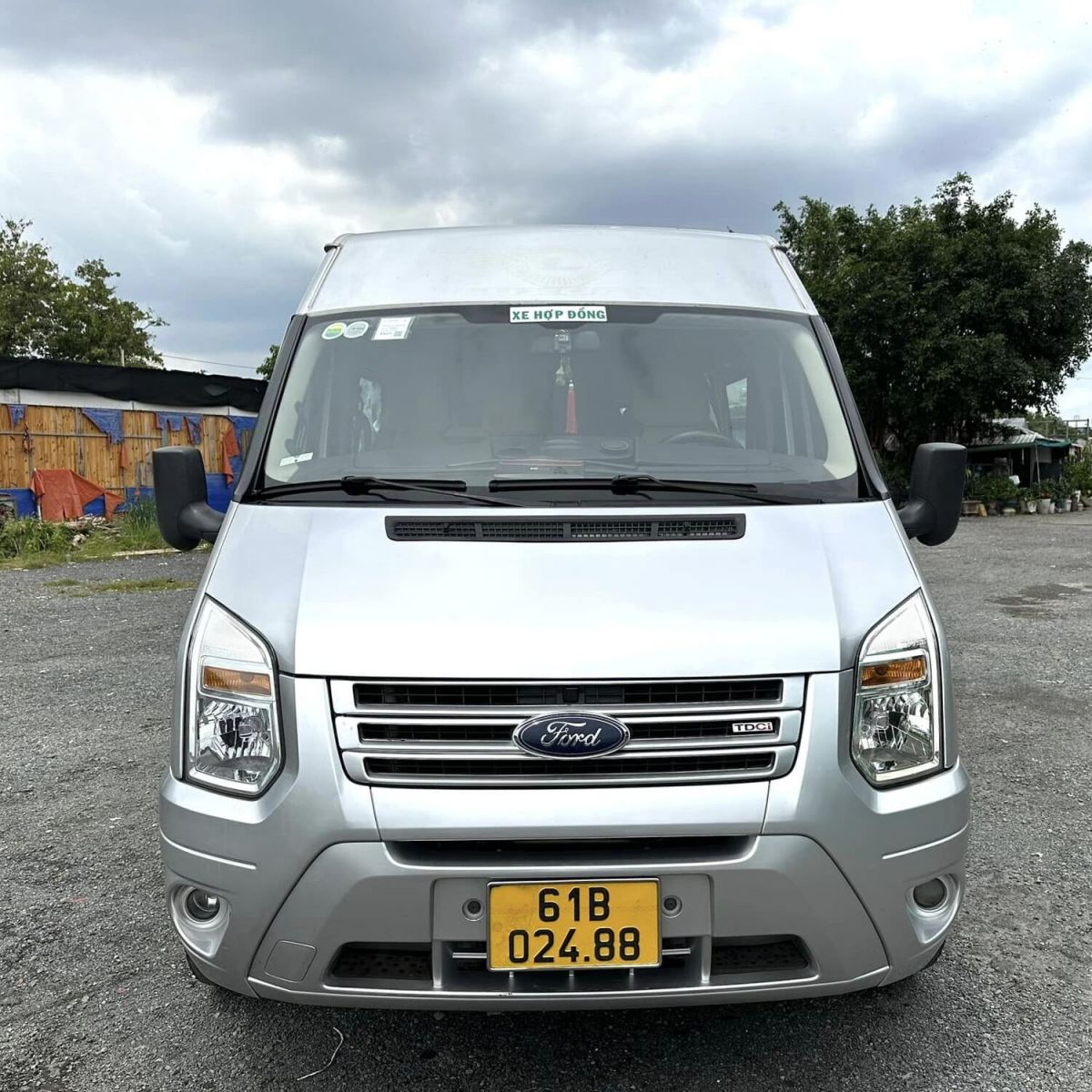 thuê xe 16 chỗ Ford Transit tại Bình Dương