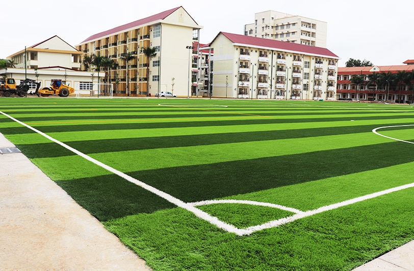 Thi công cỏ nhân tạo sân bóng cho trường học tại Đà Nẵng