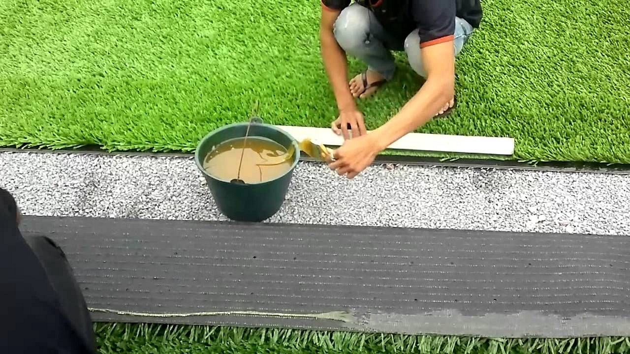 Bảo dưỡng sân bóng nền cỏ nhân tạo