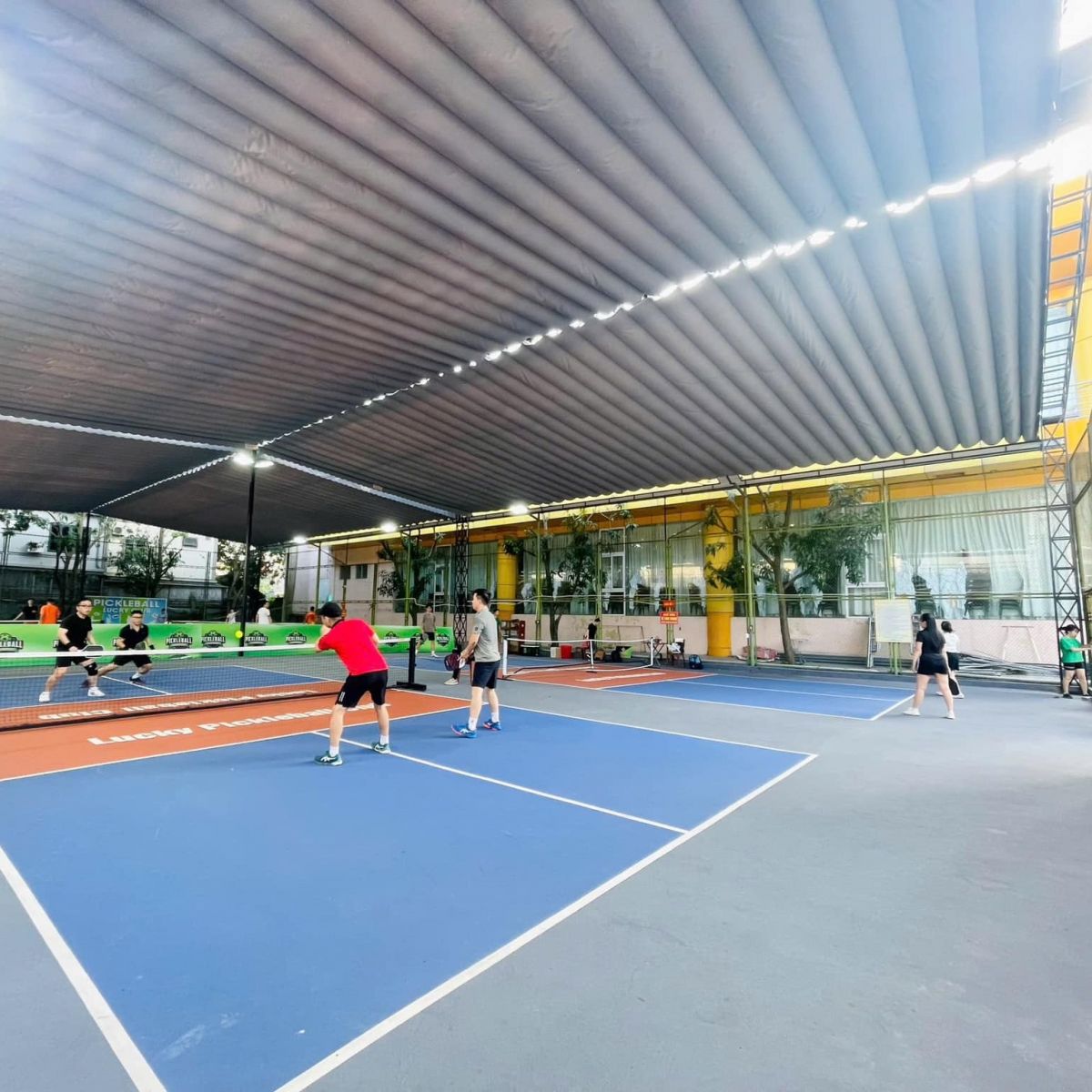 Thi công mái che di động cho sân Pickleball tại Đà Nẵng