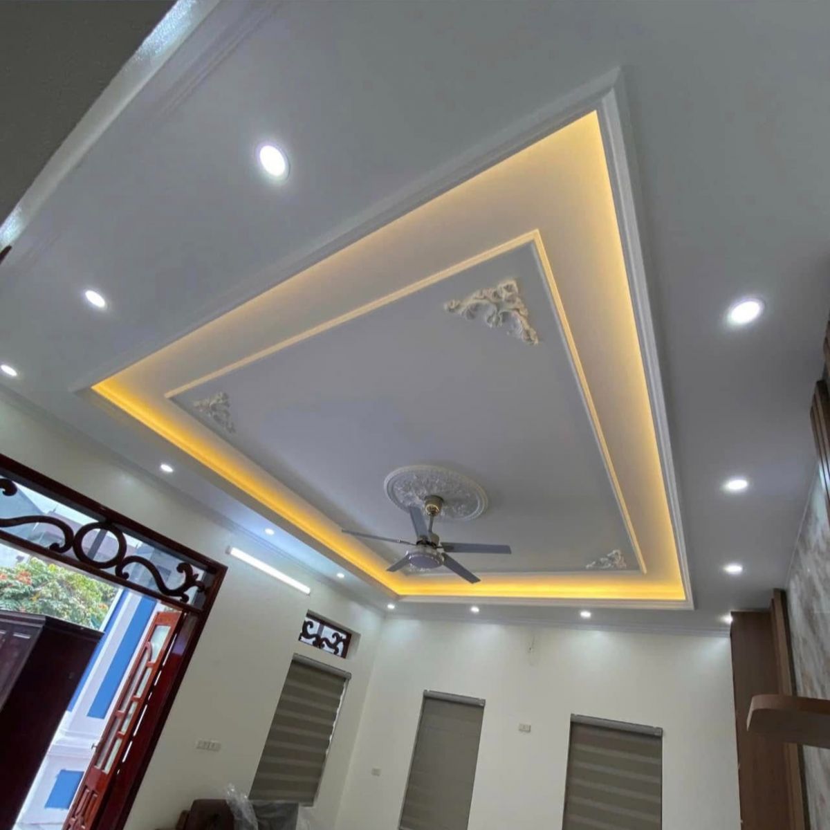 Trần thạch cao giật cấp kết hợp đèn Led hắt sáng